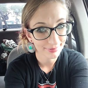 Meet your Posher, Caitlin